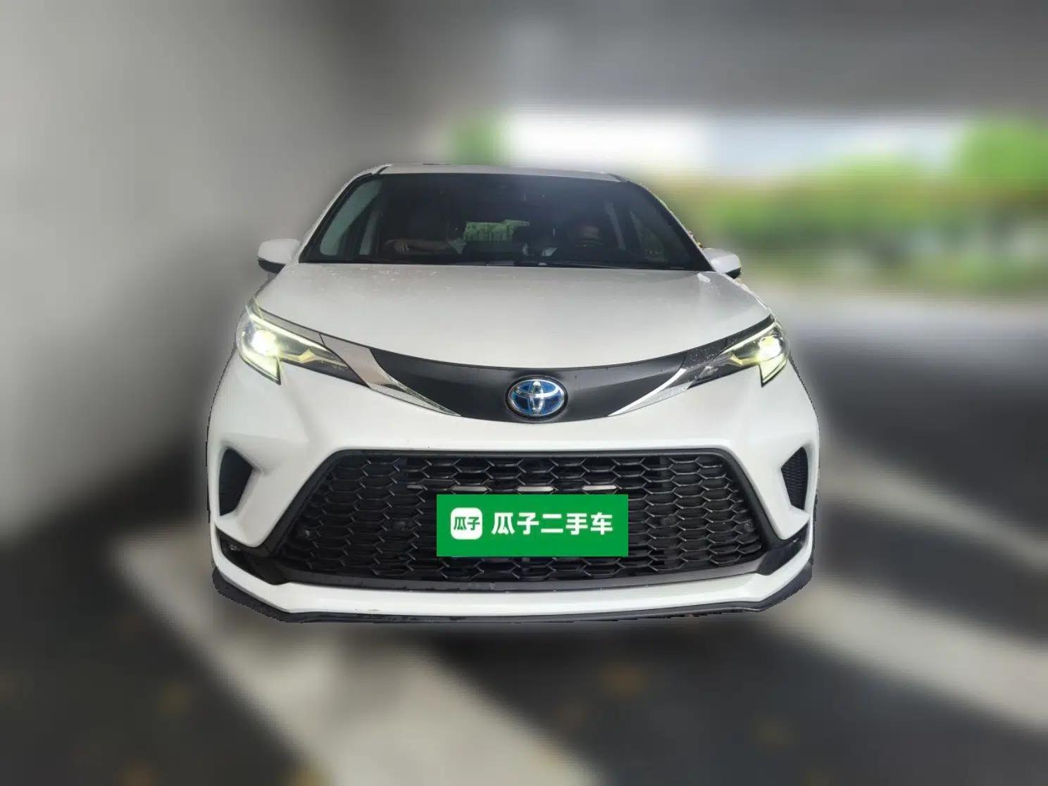 Toyota Granvia 2023 2.5L Hybrid Comfort Edition — миниатюра 2