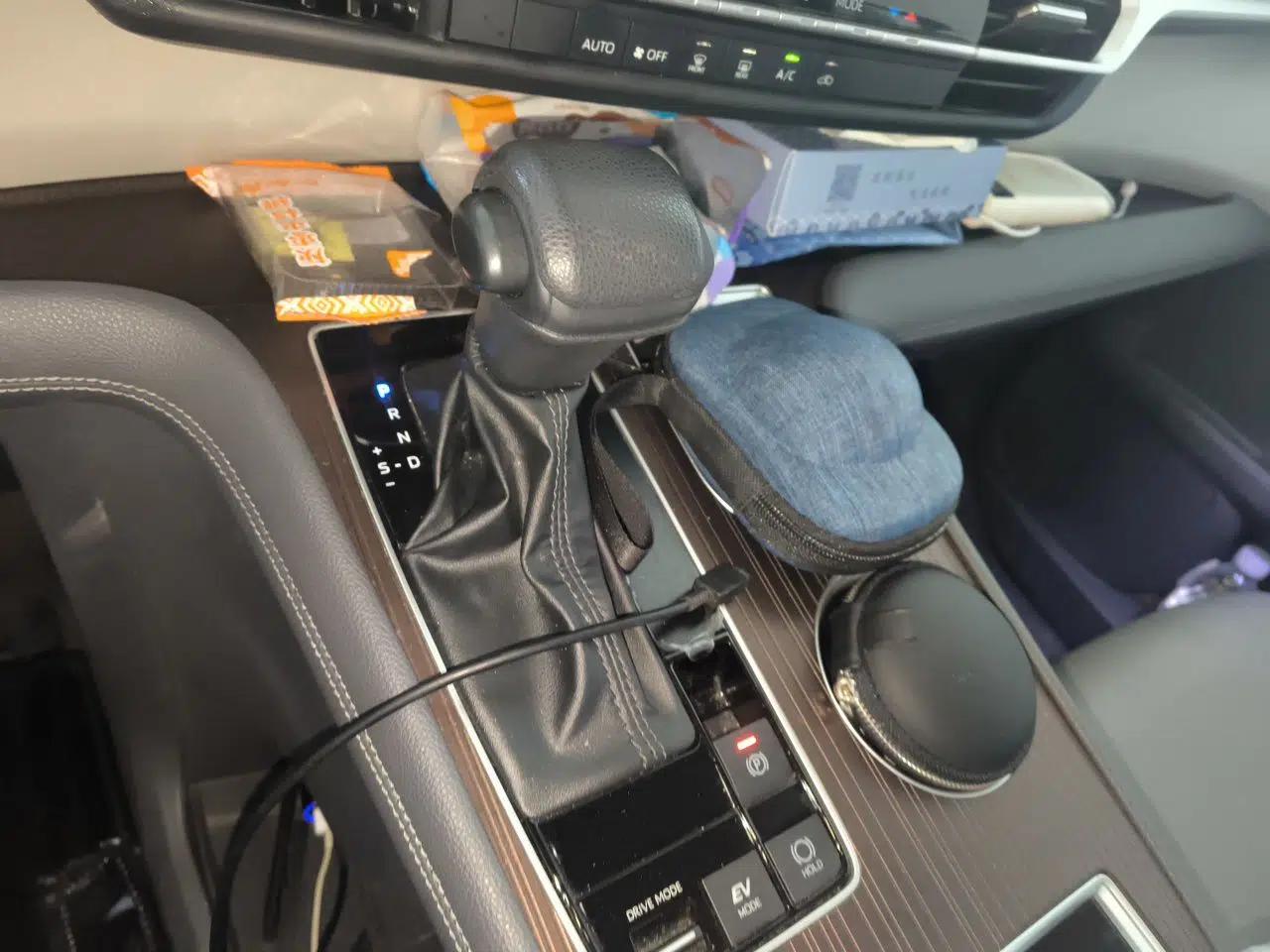 Toyota Granvia 2023 2.5L Hybrid Comfort Edition — миниатюра 14