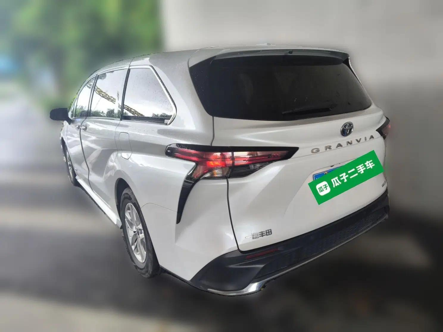 Toyota Granvia 2023 2.5L Hybrid Comfort Edition — миниатюра 4