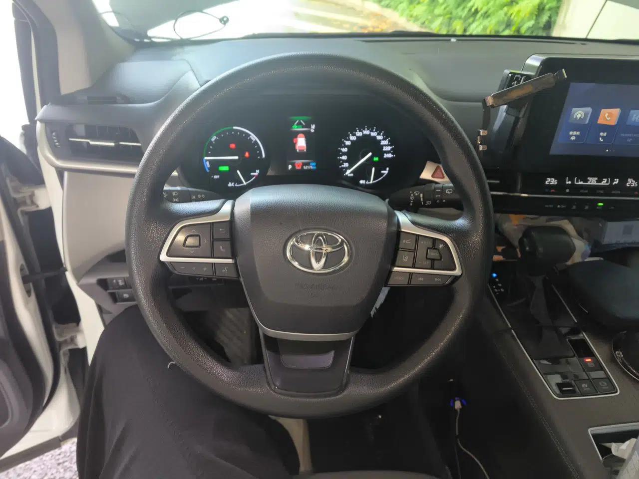 Toyota Granvia 2023 2.5L Hybrid Comfort Edition — миниатюра 10