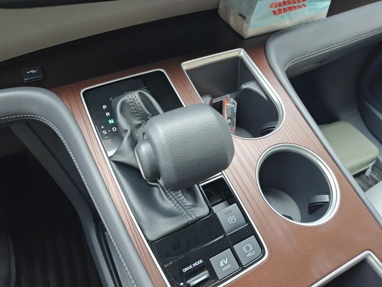 Toyota Granvia 2024 2.5L Hybrid Comfort Edition — миниатюра 14
