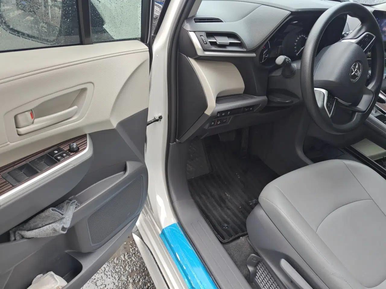 Toyota Granvia 2024 2.5L Hybrid Comfort Edition — миниатюра 16