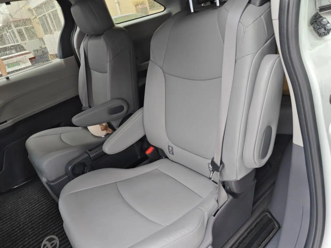Toyota Granvia 2024 2.5L Hybrid Comfort Edition — миниатюра 17