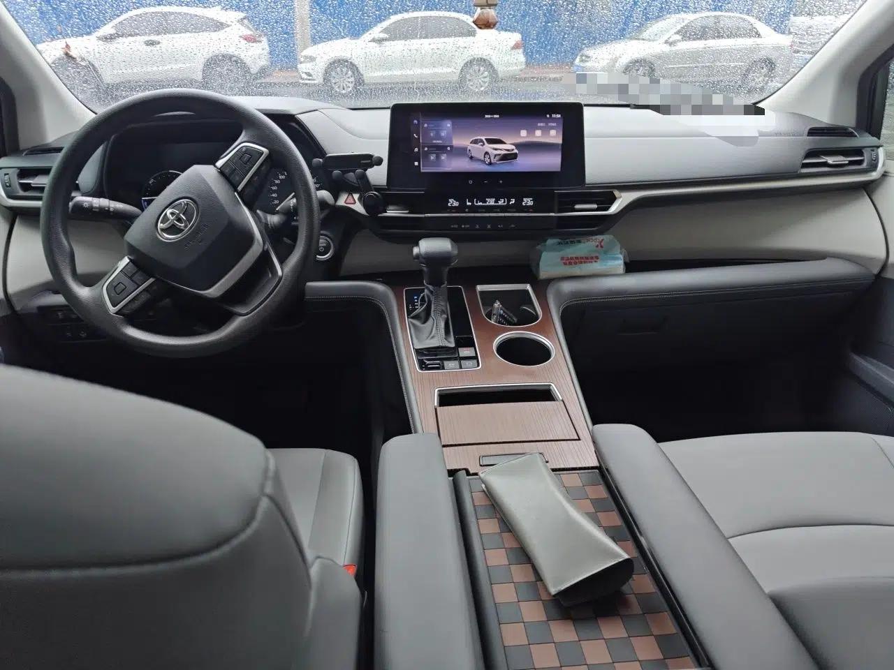 Toyota Granvia 2024 2.5L Hybrid Comfort Edition — миниатюра 9