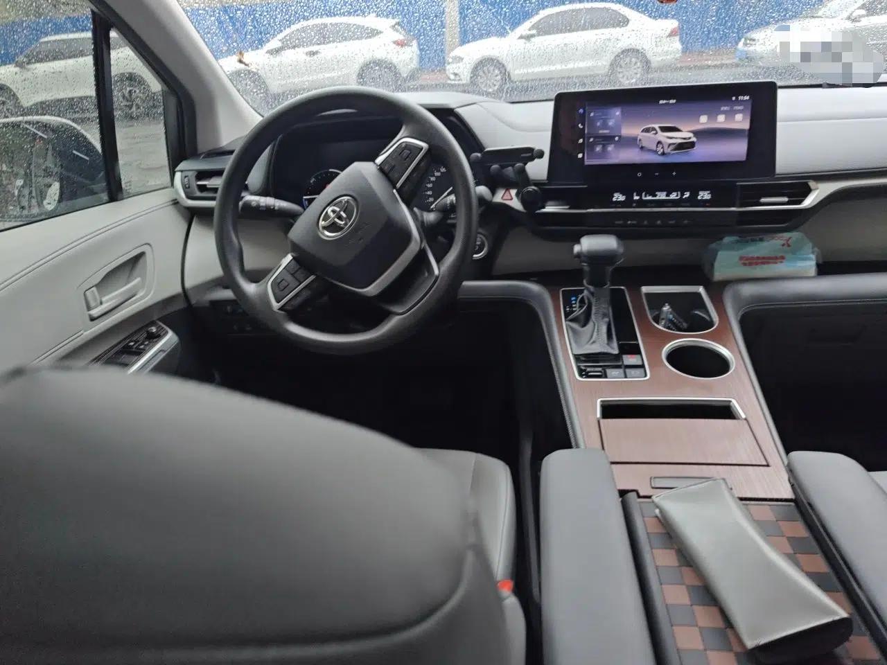 Toyota Granvia 2024 2.5L Hybrid Comfort Edition — миниатюра 10