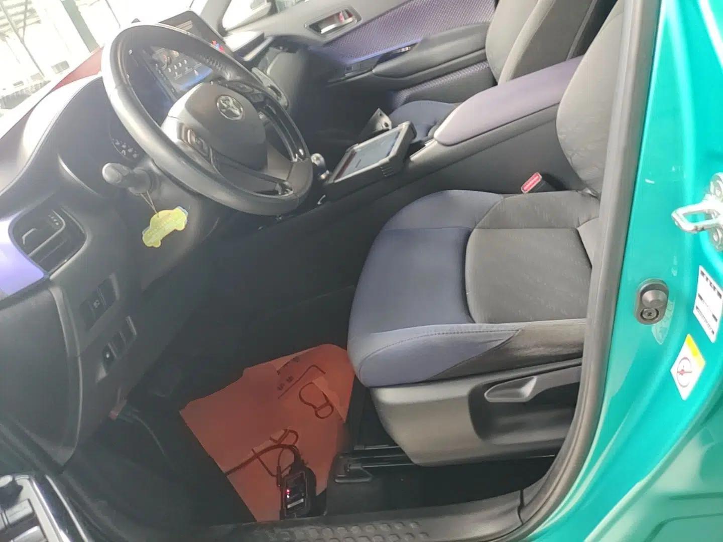 Toyota C-HR 2018 2.0L Luxury Edition China V Standard — миниатюра 17