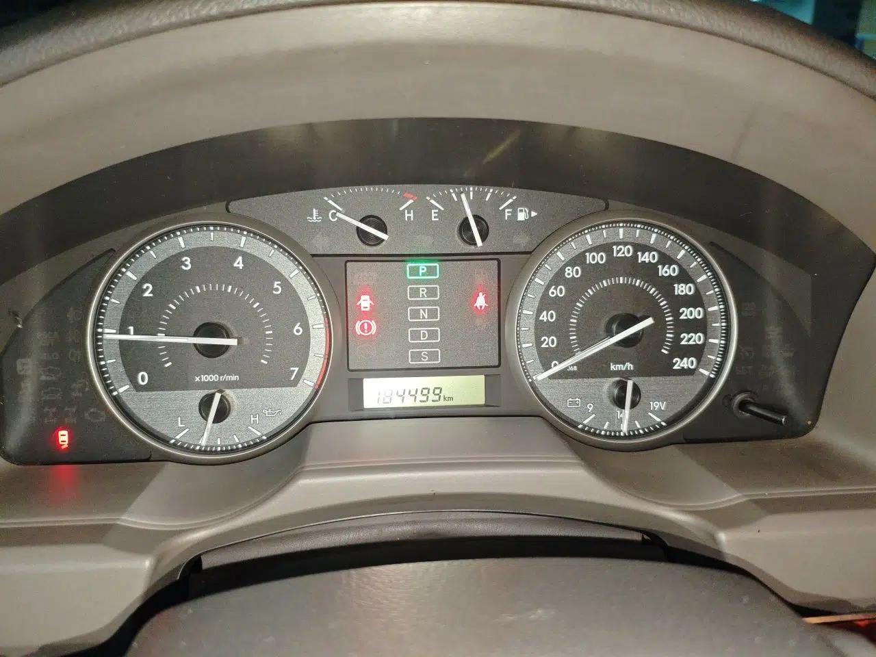 Toyota Land Cruiser 2015 Toyota Land Cruiser 4.0 Automatic Gasoline (8-Seater) — миниатюра 11