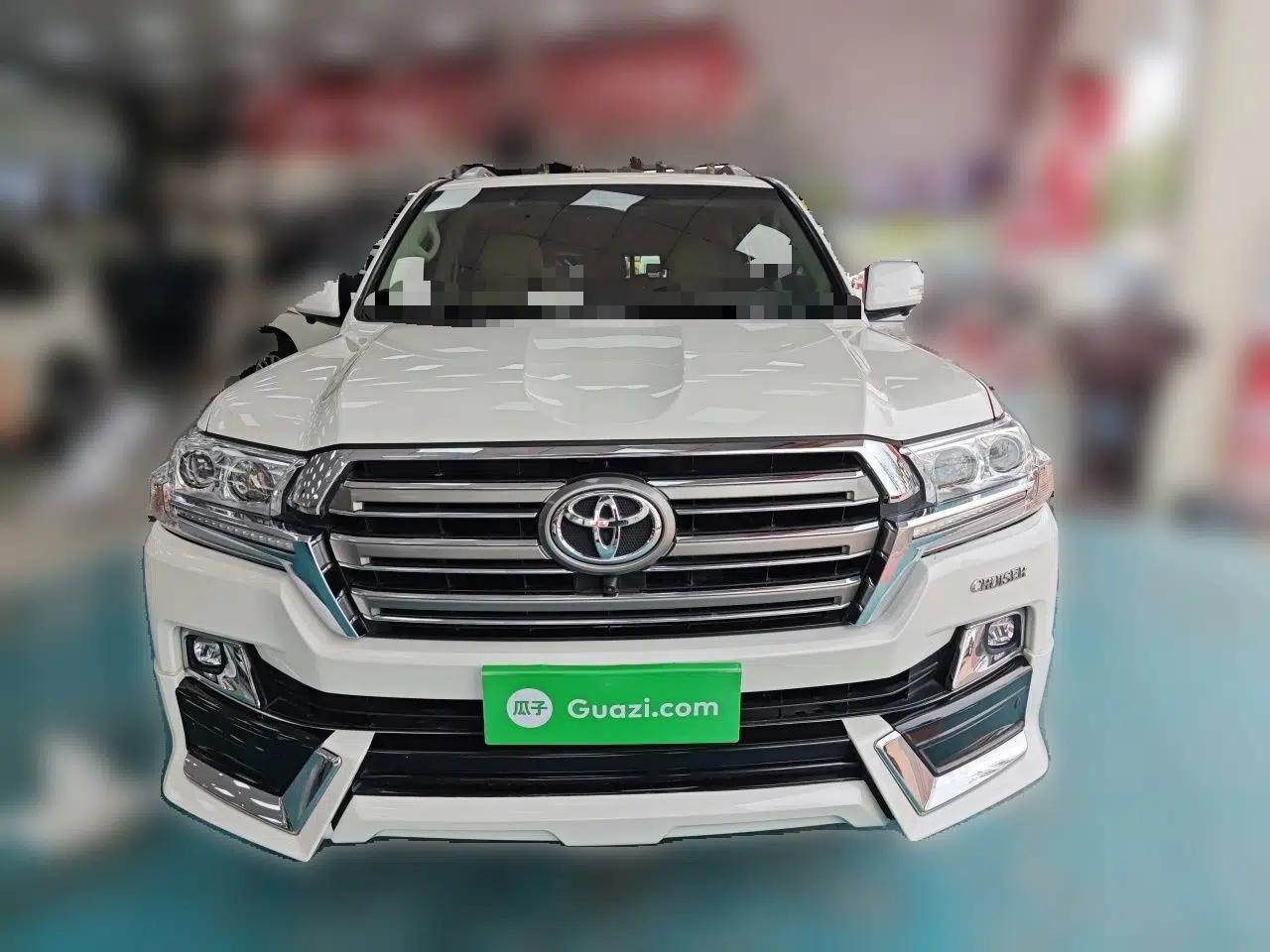 Toyota Land Cruiser 2019 Toyota Land Cruiser 4.0-liter automatic gasoline, 7 seats — миниатюра 2