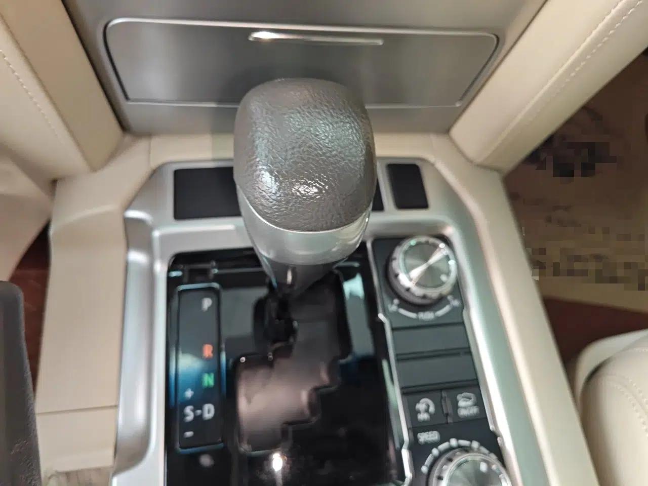 Toyota Land Cruiser 2019 Toyota Land Cruiser 4.0-liter automatic gasoline, 7 seats — миниатюра 14