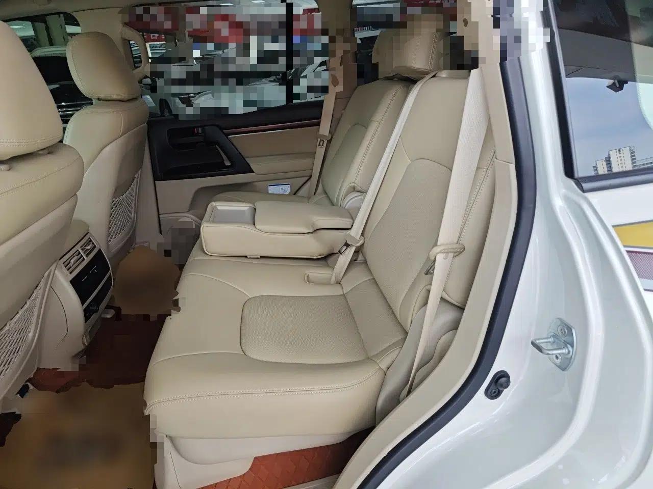 Toyota Land Cruiser 2019 Toyota Land Cruiser 4.0-liter automatic gasoline, 7 seats — миниатюра 17