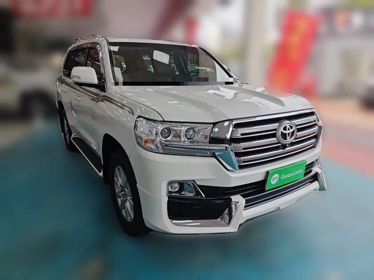 Toyota Land Cruiser 2019 Toyota Land Cruiser 4.0-liter automatic gasoline, 7 seats — миниатюра 3