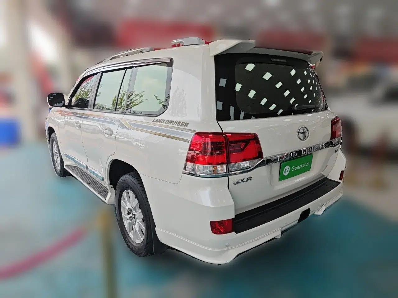 Toyota Land Cruiser 2019 Toyota Land Cruiser 4.0-liter automatic gasoline, 7 seats — миниатюра 4