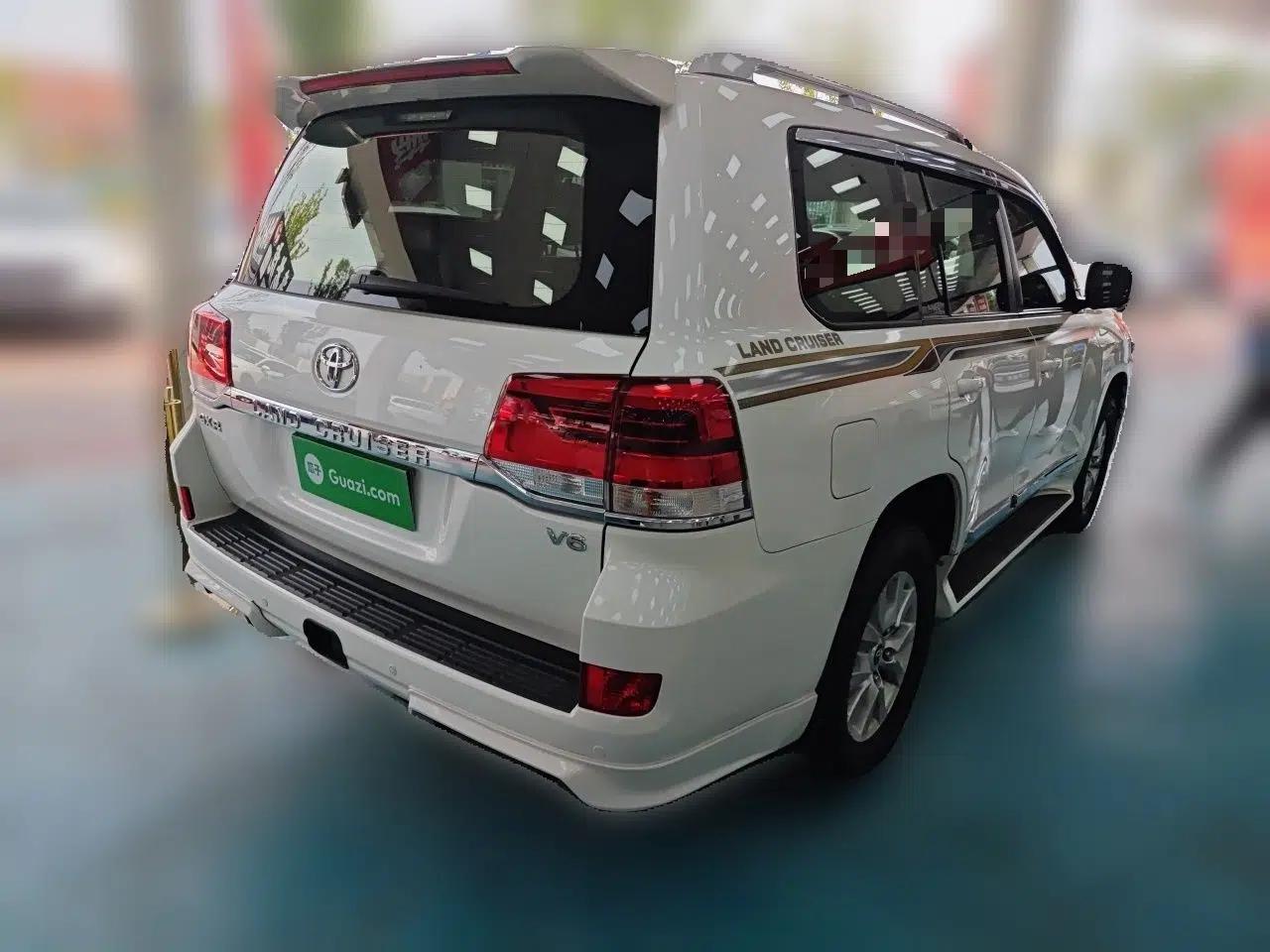 Toyota Land Cruiser 2019 Toyota Land Cruiser 4.0-liter automatic gasoline, 7 seats — миниатюра 6