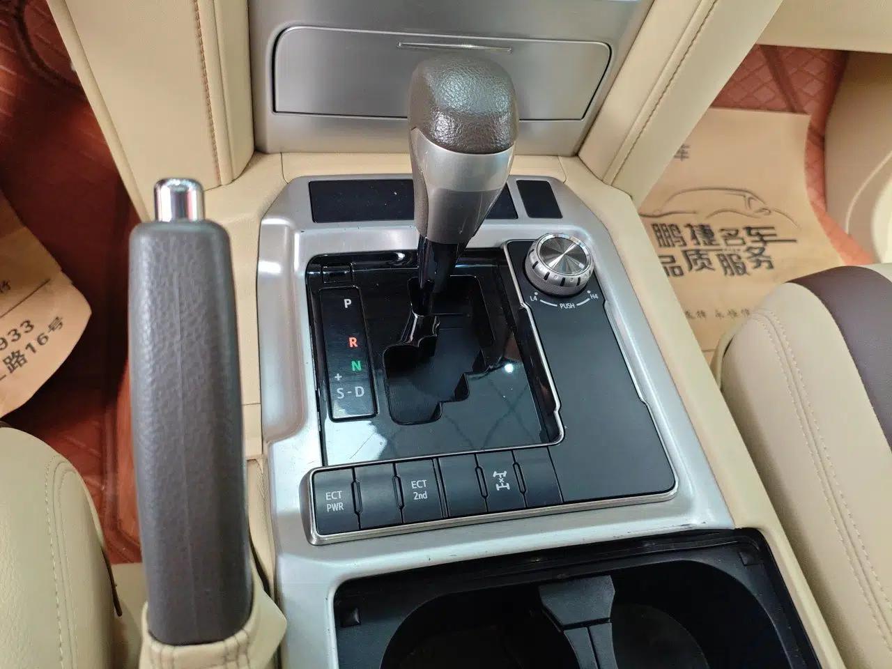 Toyota Land Cruiser 2016 Toyota Land Cruiser 4.0 Automatic Gasoline (8-Seater) — миниатюра 14