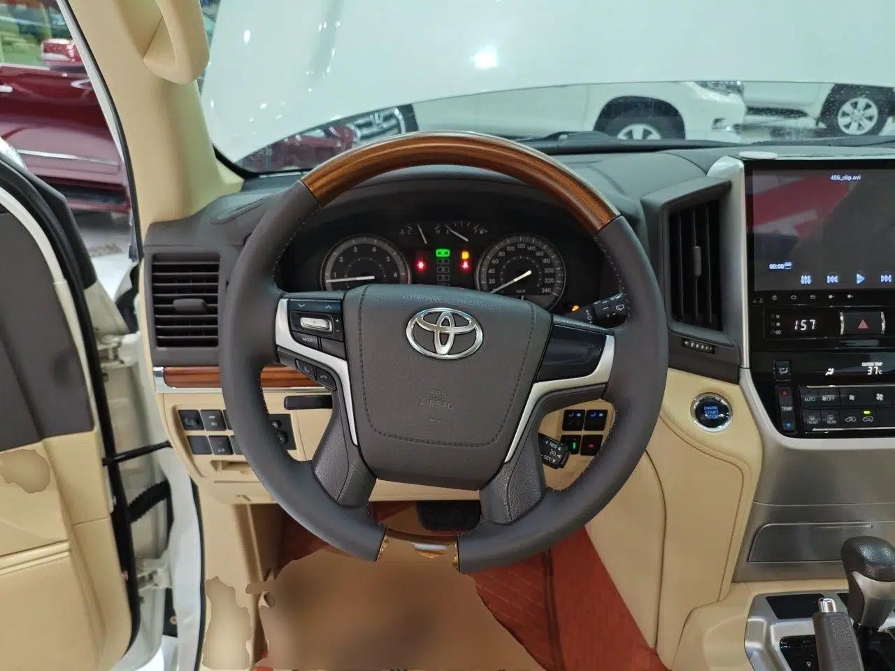 Toyota Land Cruiser 2016 Toyota Land Cruiser 4.0 Automatic Gasoline (8-Seater) — миниатюра 10