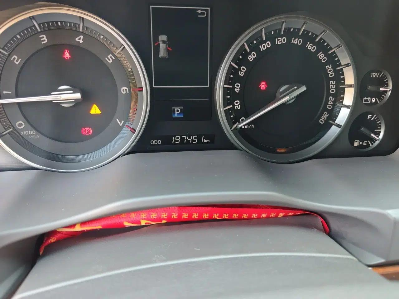 Toyota Land Cruiser 2018 5.7L VX-R Middle East — миниатюра 12