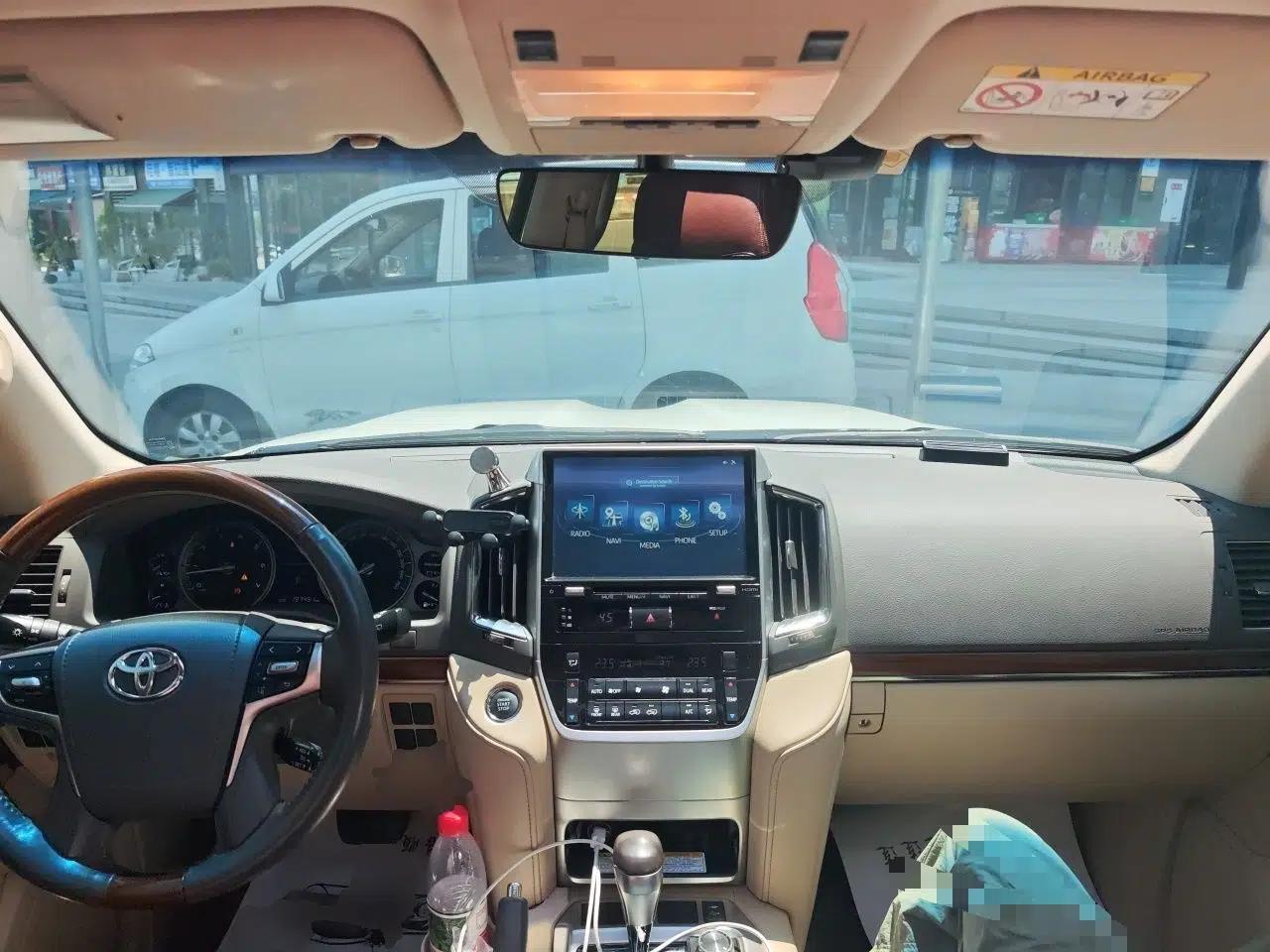 Toyota Land Cruiser 2018 5.7L VX-R Middle East — миниатюра 9