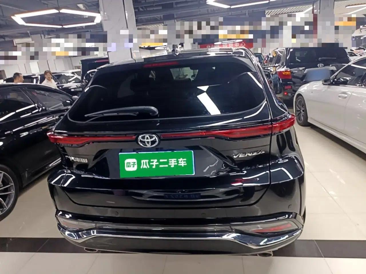 Toyota Venza 2022 2.0L CVT Two-Wheel Drive Luxury Edition — миниатюра 5