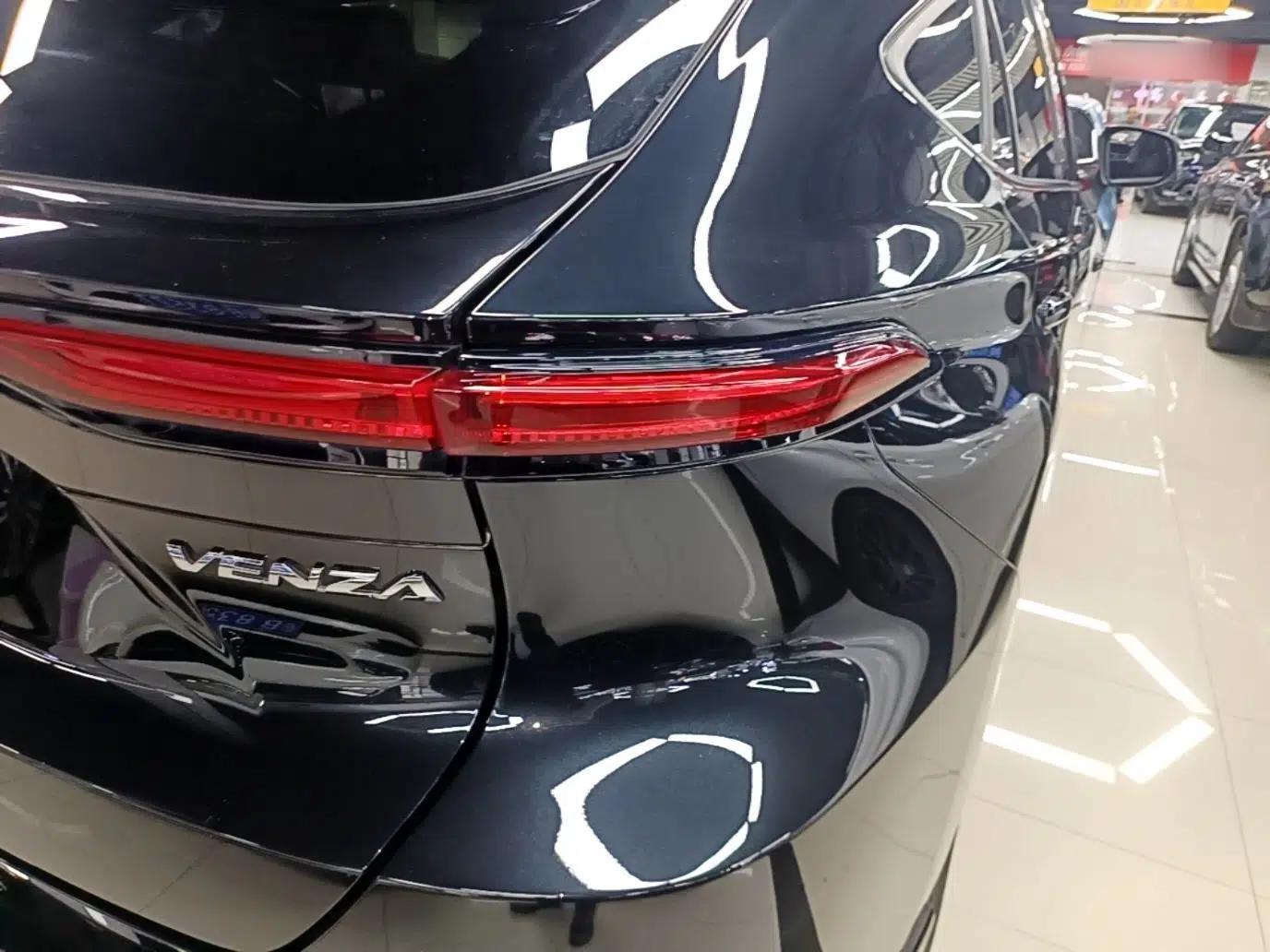 Toyota Venza 2022 2.0L CVT Two-Wheel Drive Luxury Edition — миниатюра 9