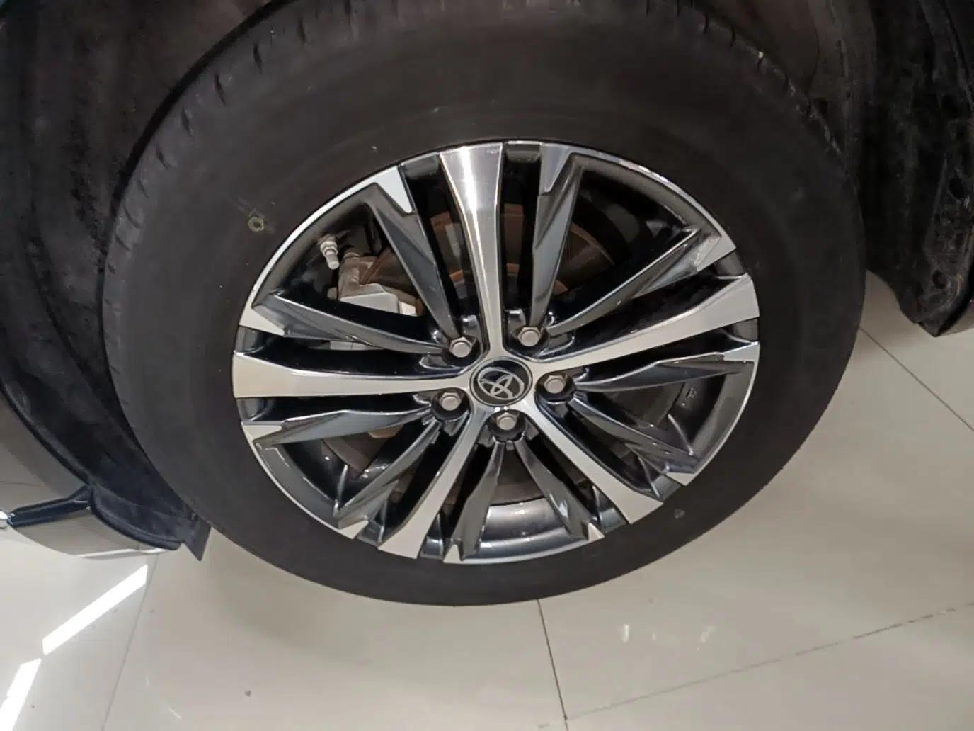Toyota Venza 2022 2.0L CVT Two-Wheel Drive Luxury Edition — миниатюра 10