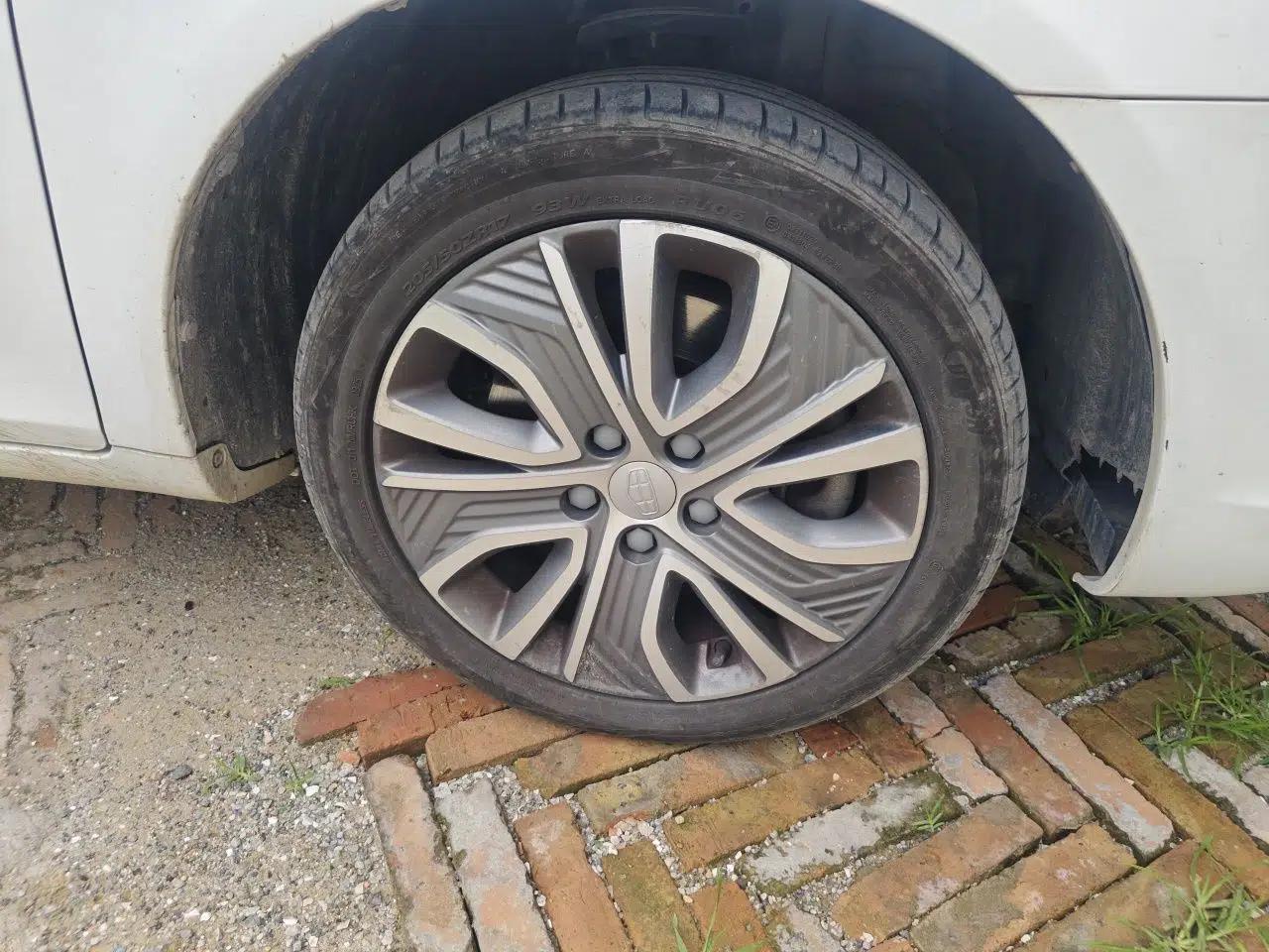 Geely Auto Emgrand New Energy 2018 EV450 Elite Model — миниатюра 8