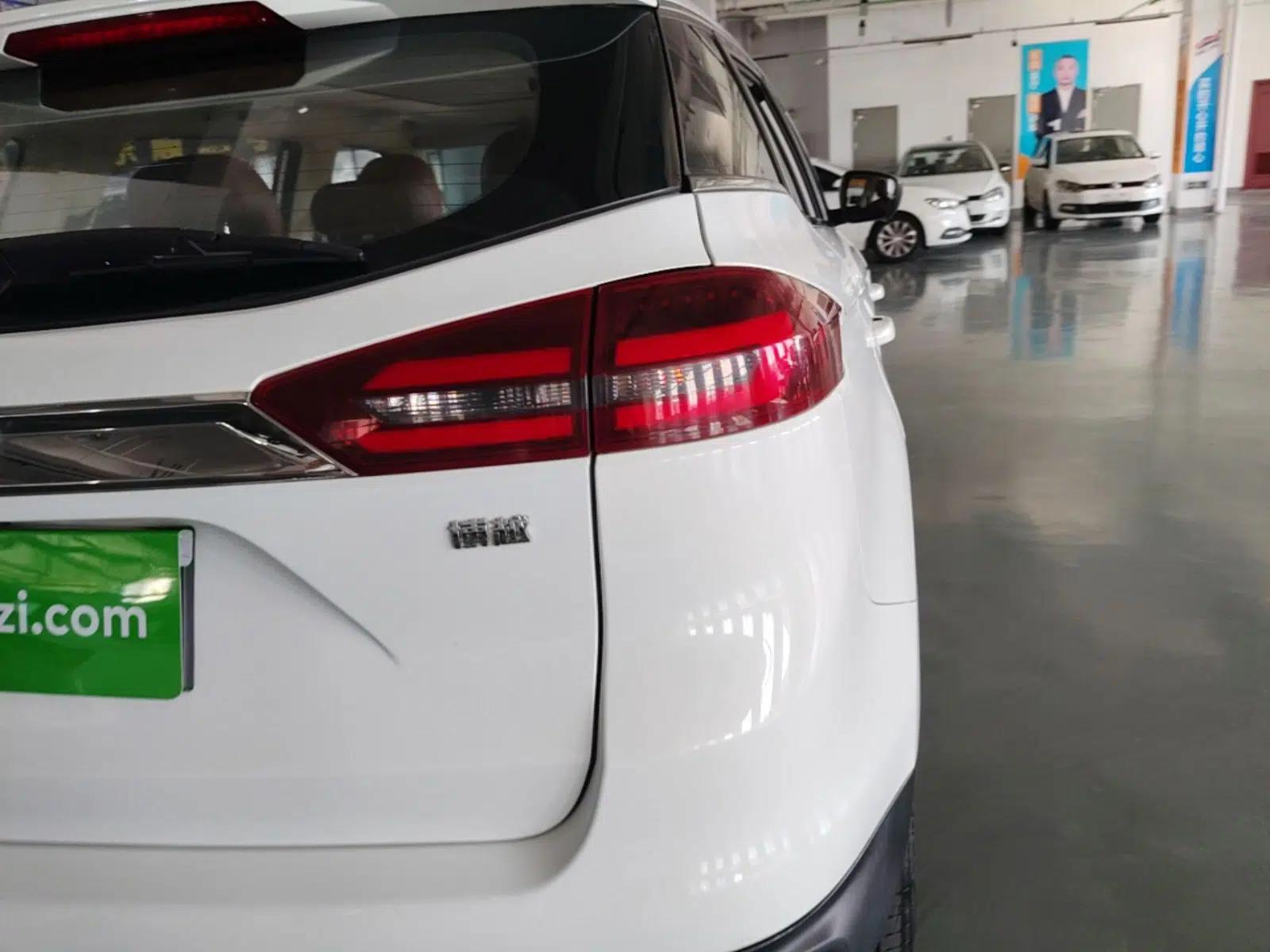 Geely Auto Emgrand X7 Sport 2018 1.8TD Automatic All-Wheel-Drive ZhiZun Model with 4G Connectivity — миниатюра 14