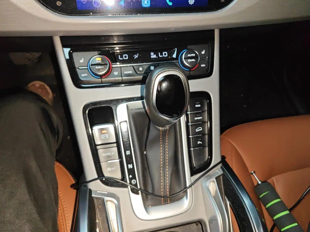 Geely Auto Emgrand X7 Sport 2018 1.8TD Automatic Two-Wheel Drive ZhiZun Model with 4G Connectivity — миниатюра 14