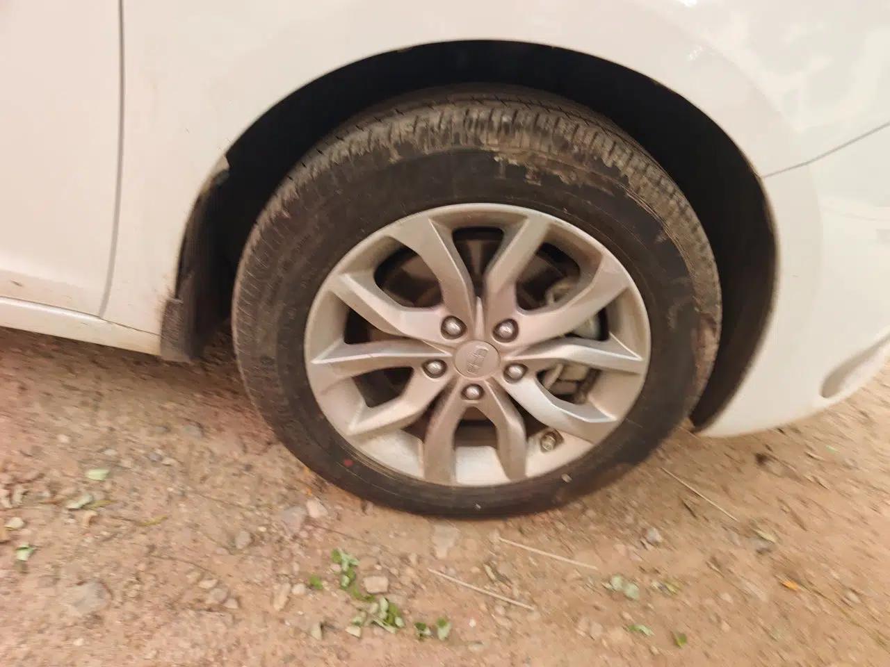 Geely Auto Emgrand GL 2017 1.8L Manual Elite Model — миниатюра 8