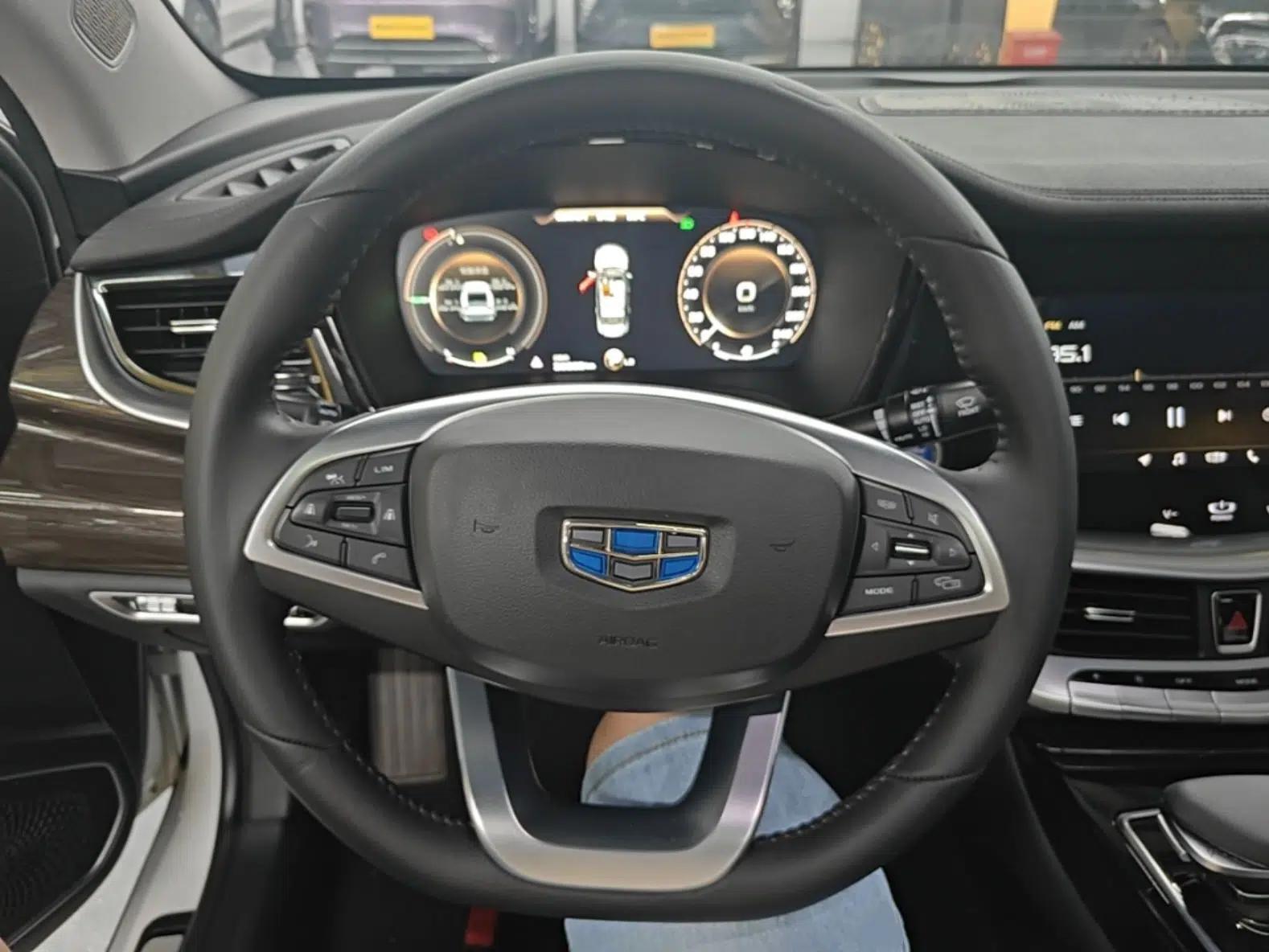 Geely Auto Emgrand GT New Energy 2020 1.5T PHEV Yaoxiang Edition — миниатюра 13