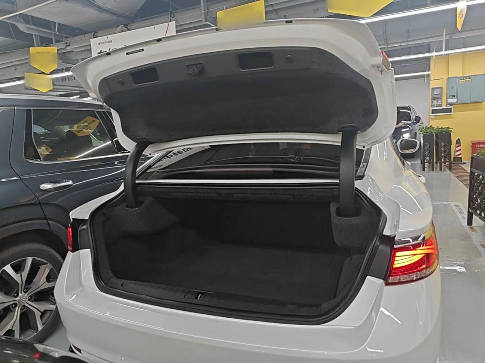 Geely Auto Emgrand GT New Energy 2020 1.5T PHEV Yaoxiang Edition — миниатюра 22