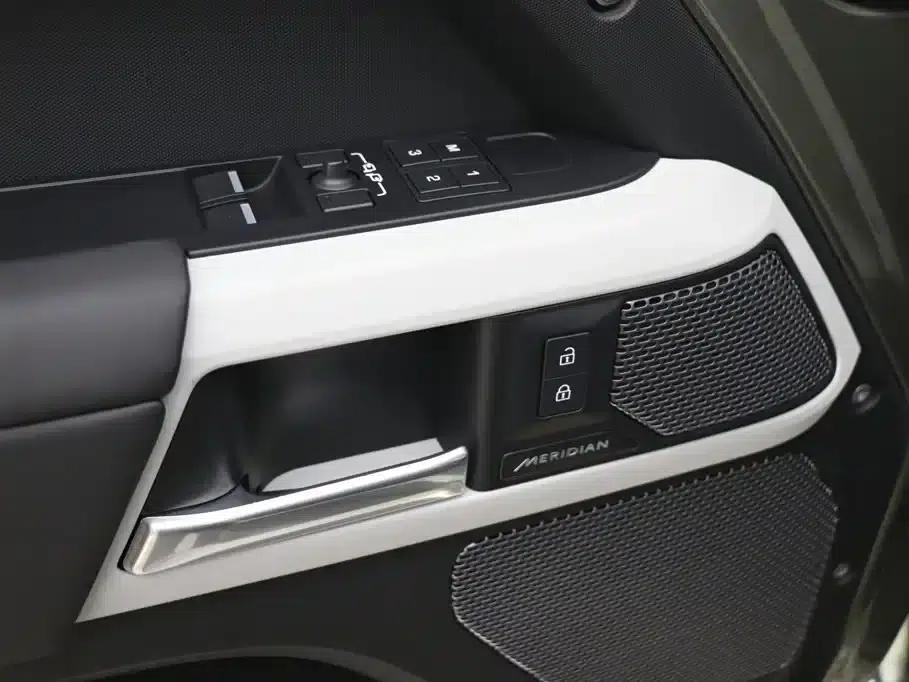 2024 Land Rover Defender 90 2.0T P300 S — миниатюра 11