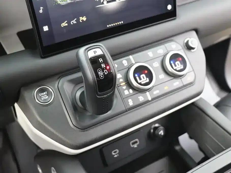 2024 Land Rover Defender 90 2.0T P300 S — миниатюра 14