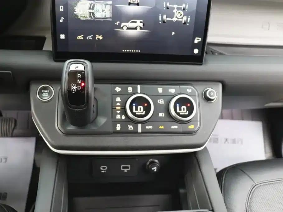 2024 Land Rover Defender 90 2.0T P300 S — миниатюра 19