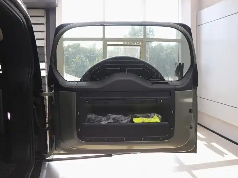 2024 Land Rover Defender 90 2.0T P300 S — миниатюра 31