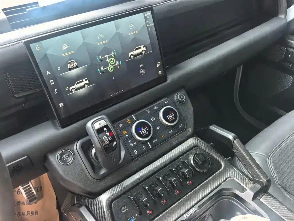 2023 Land Rover Defender Facelift 110 5.0T V8 — миниатюра 8