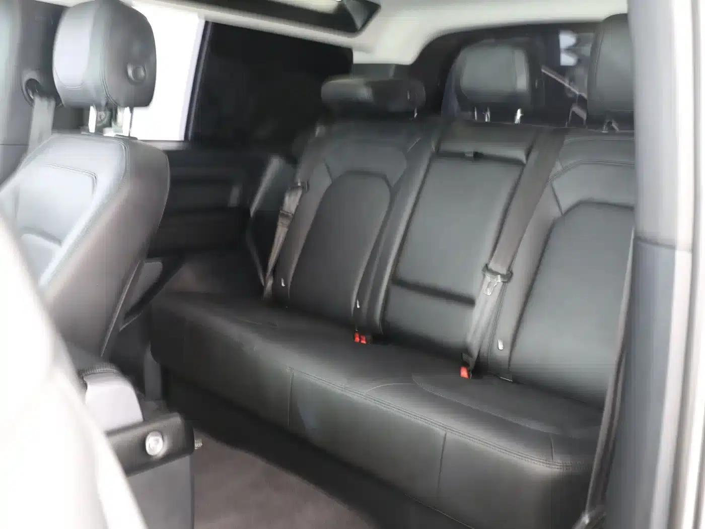 2023 Land Rover Defender 90 2.0T P300 SE — миниатюра 9