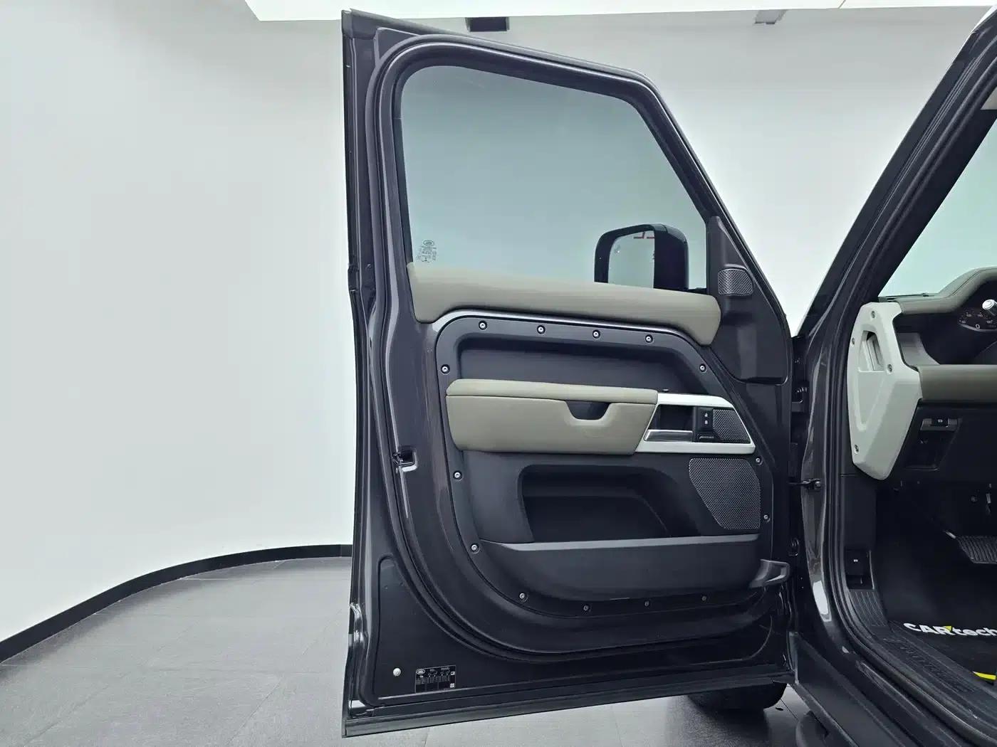 2022 Land Rover Defender 110 P400 Dark Edition — миниатюра 21