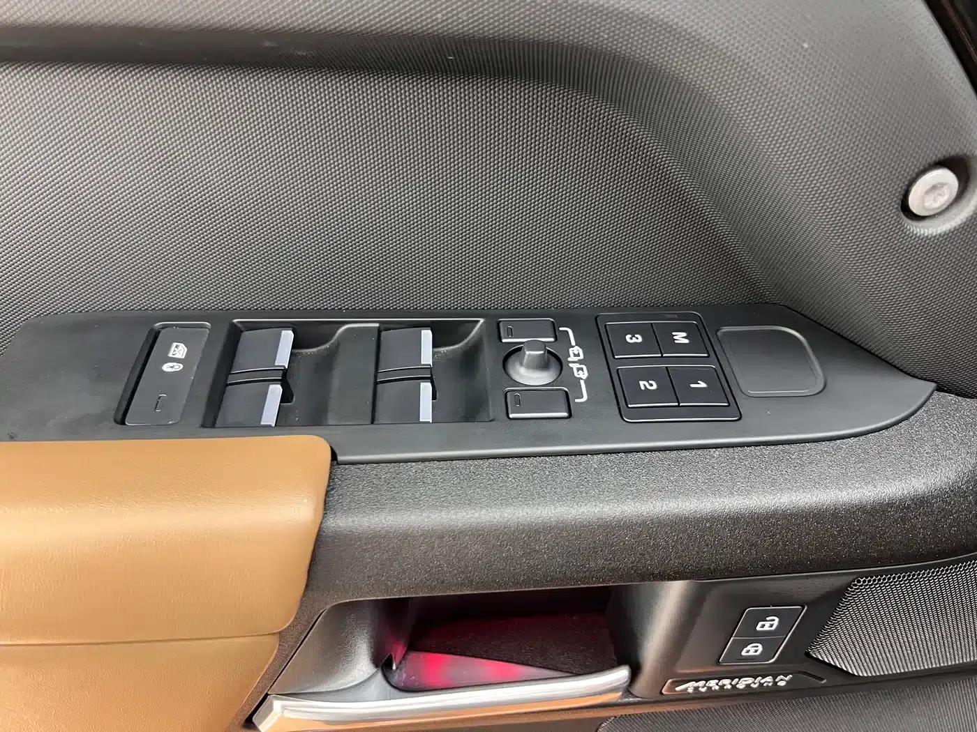 2024 Land Rover Defender 110 5.0T V8 — миниатюра 13