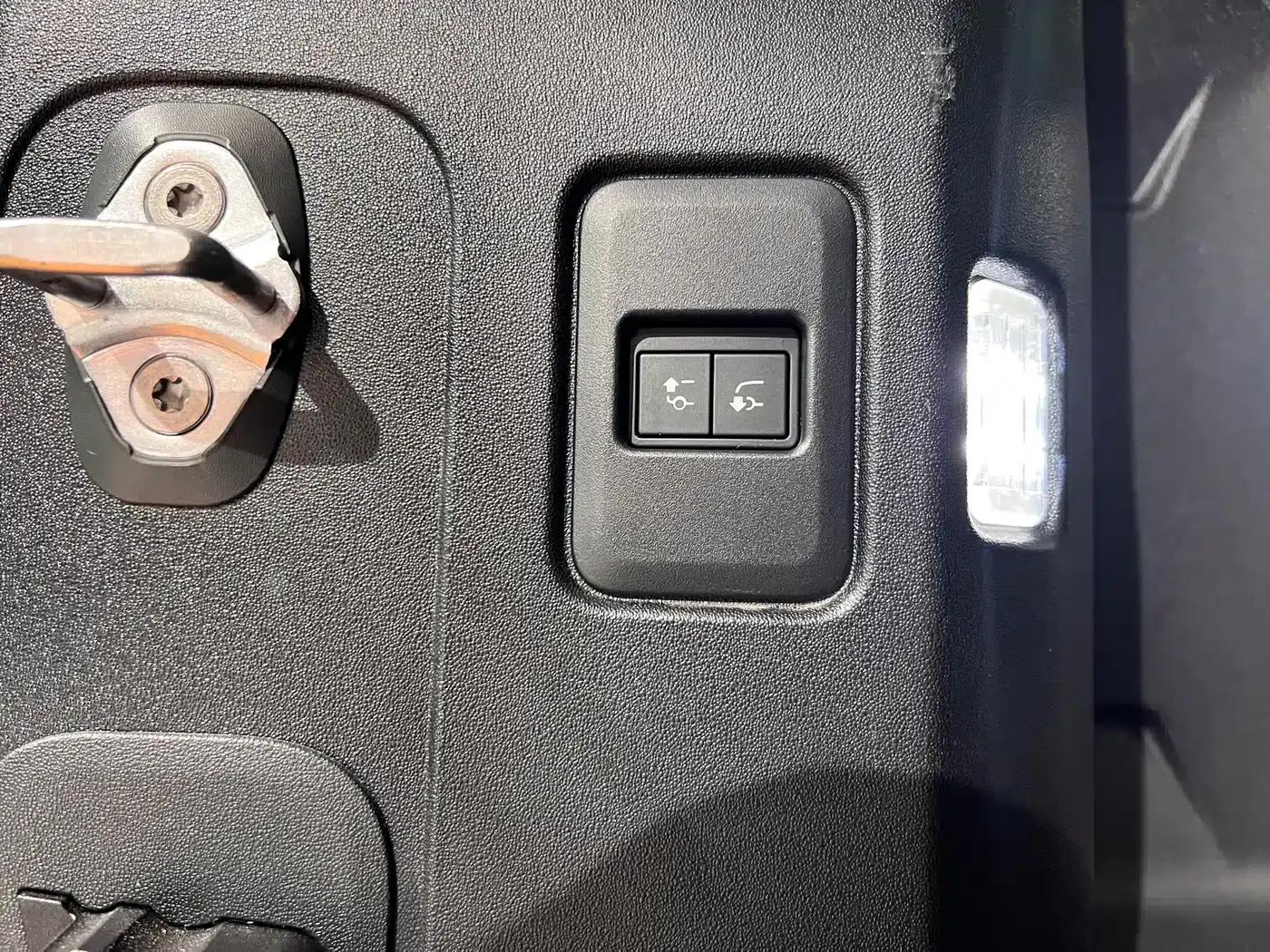 2024 Land Rover Defender 110 5.0T V8 — миниатюра 26