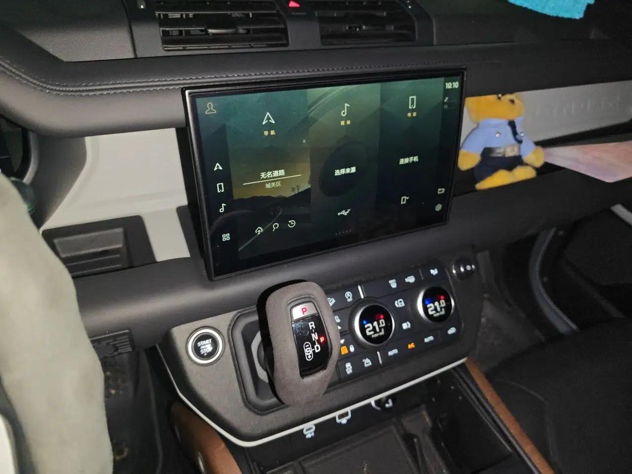 Land Rover Defender 2022 110 P400 Dark Edition — миниатюра 13
