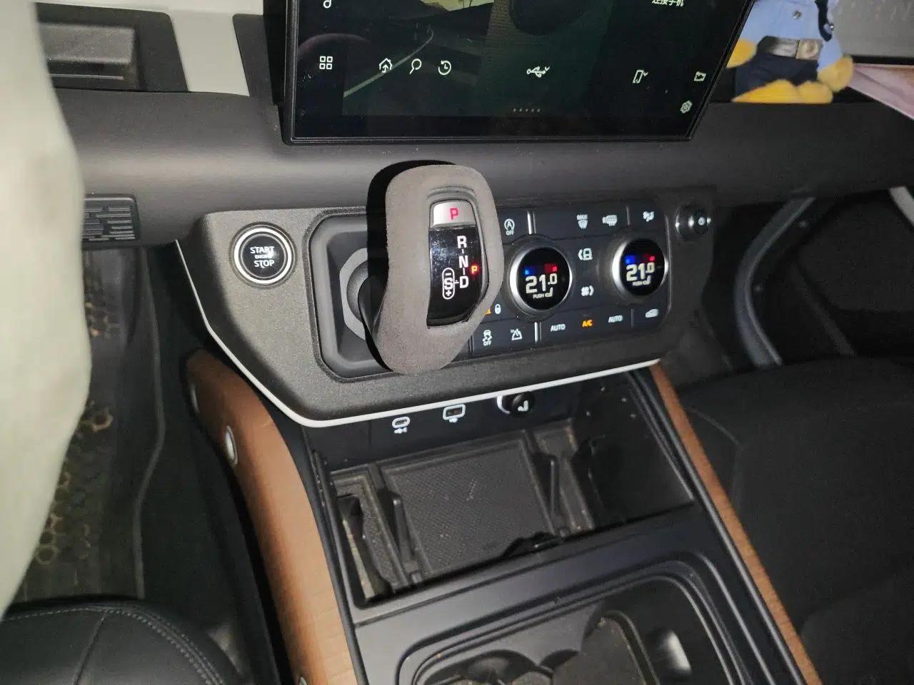 Land Rover Defender 2022 110 P400 Dark Edition — миниатюра 14