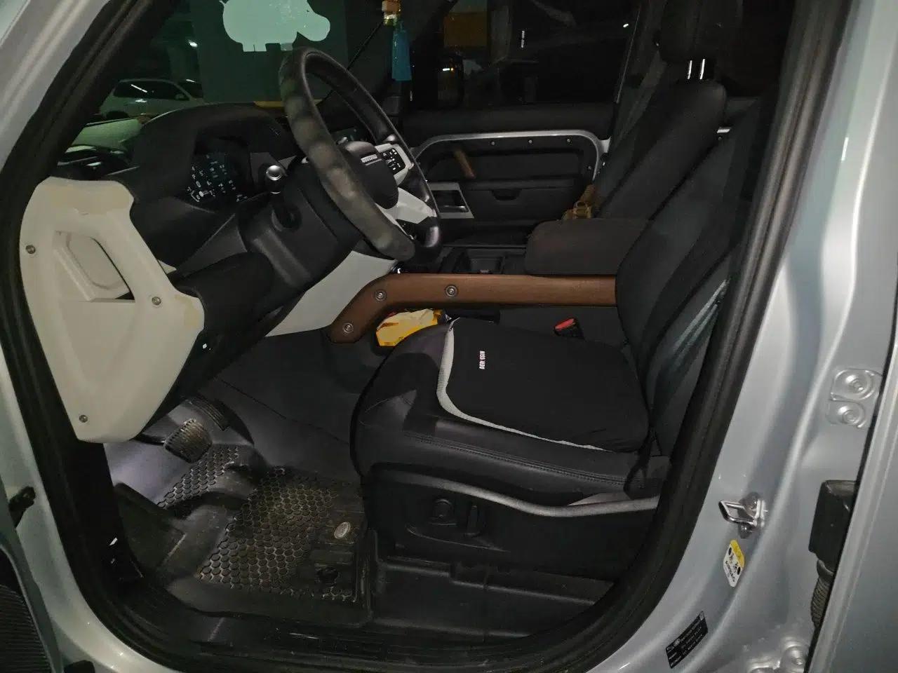 Land Rover Defender 2022 110 P400 Dark Edition — миниатюра 15