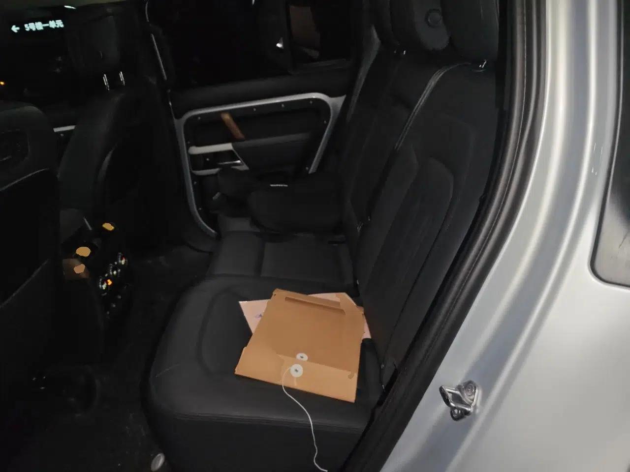 Land Rover Defender 2022 110 P400 Dark Edition — миниатюра 17