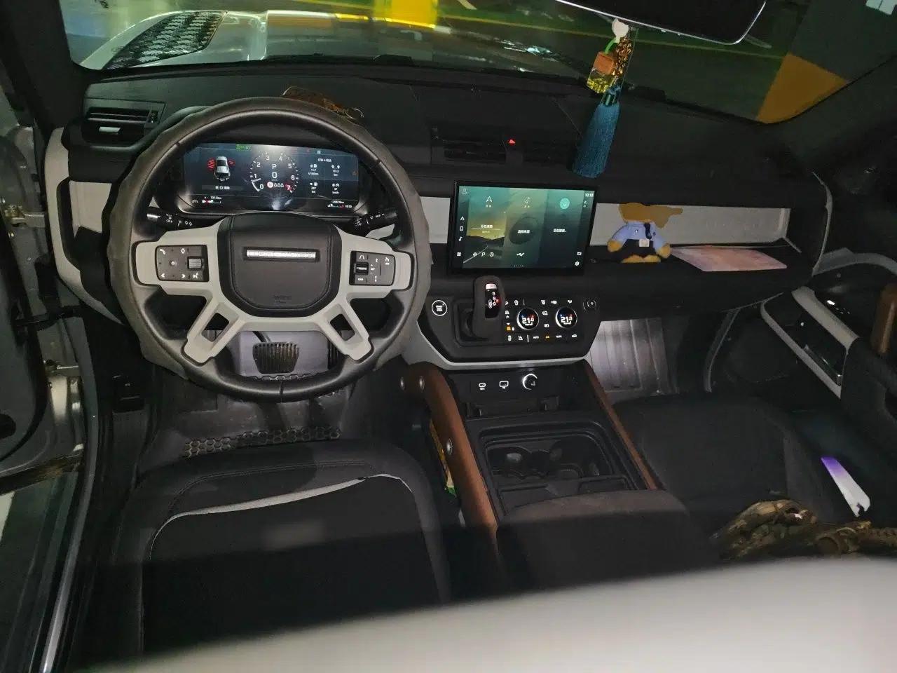 Land Rover Defender 2022 110 P400 Dark Edition — миниатюра 9