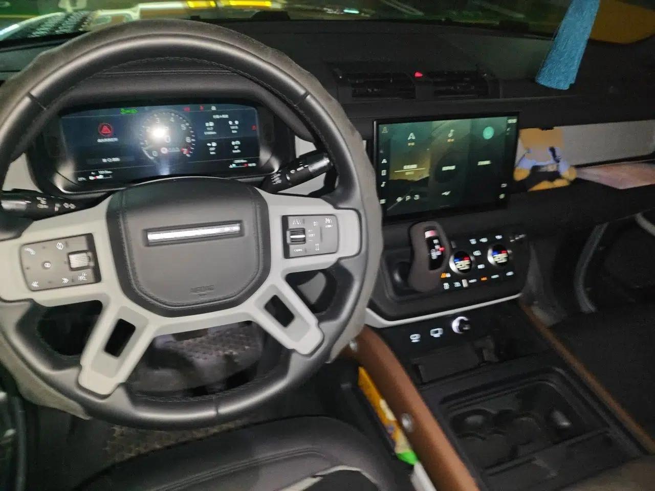 Land Rover Defender 2022 110 P400 Dark Edition — миниатюра 10