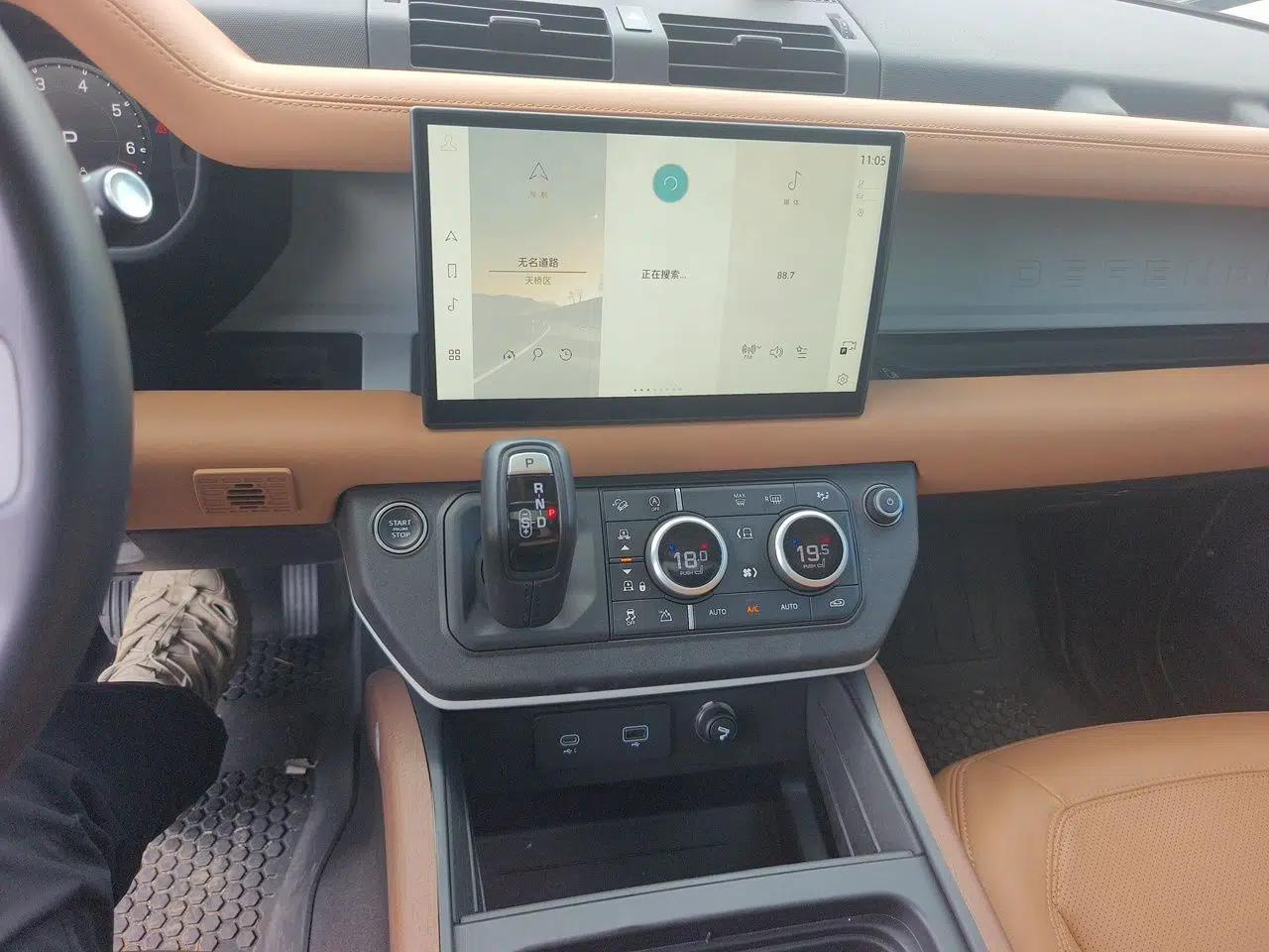 Land Rover Defender 2023 Facelift 110 3.0T P400 Dark Edition — миниатюра 13
