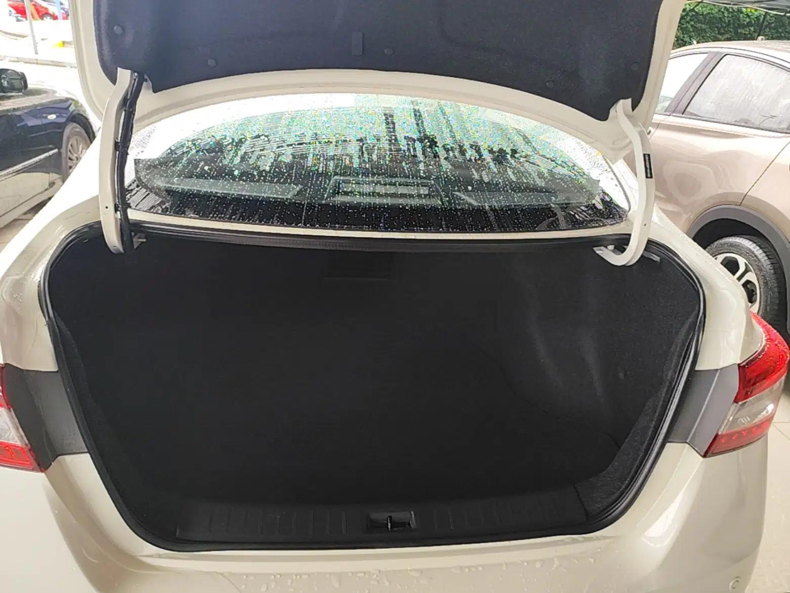 Nissan Sylphy 2014 1.6XV CVT Deluxe Edition — миниатюра 22
