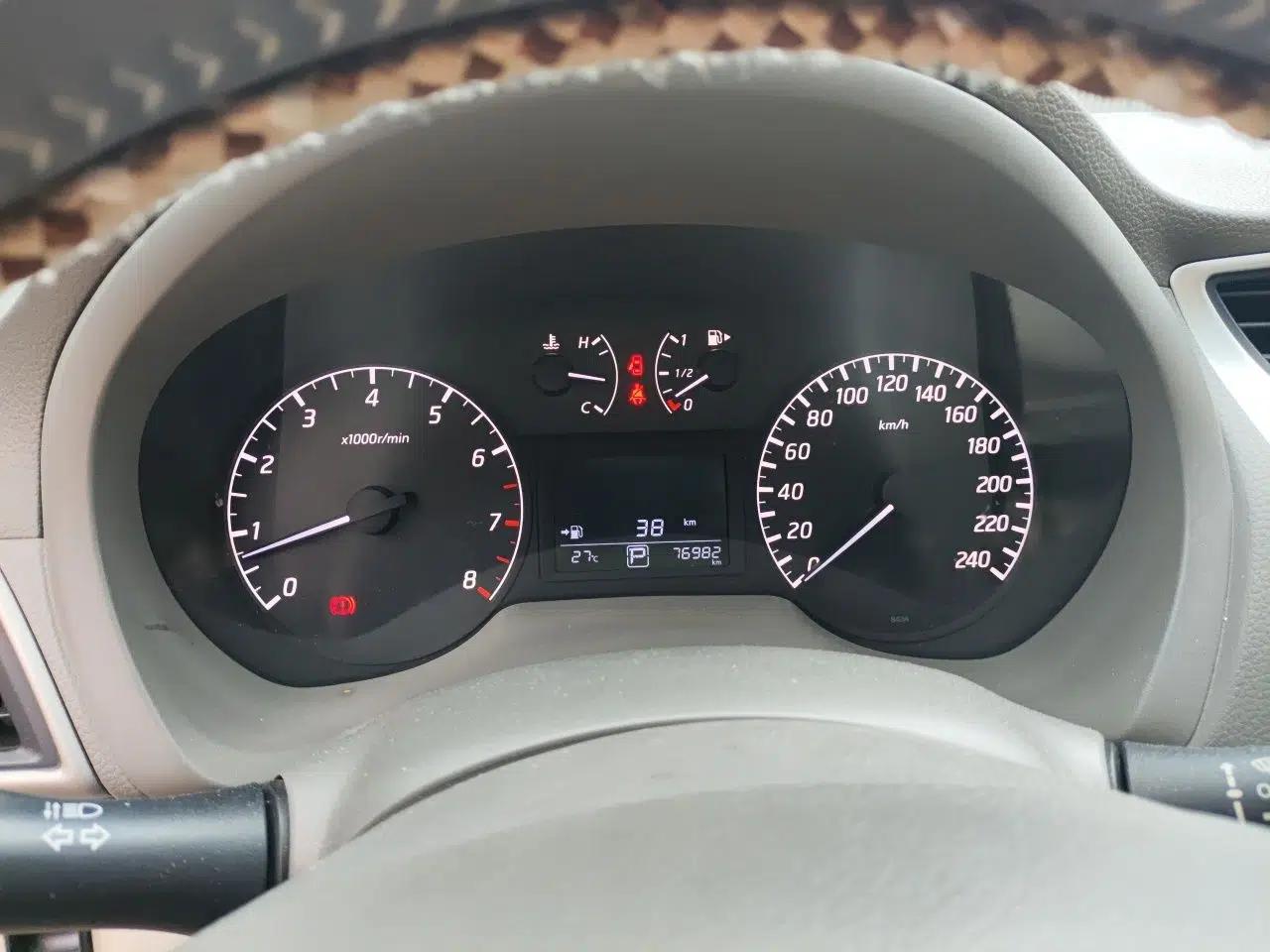 Nissan Sylphy 2014 1.6XV CVT Deluxe Edition — миниатюра 11