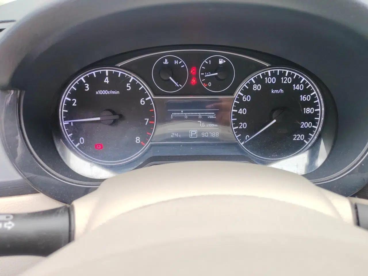 Nissan Tiida 2011 1.6L CVT Smart Version — миниатюра 11
