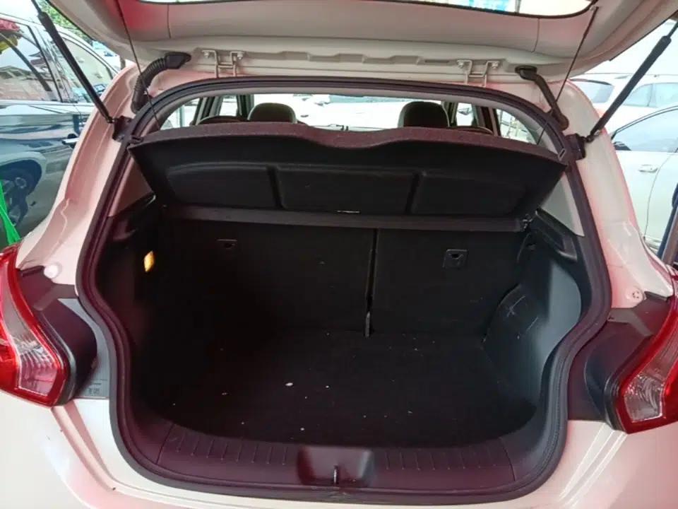 Nissan Tiida 2014 1.6L CVT Cool Cafe Edition — миниатюра 22